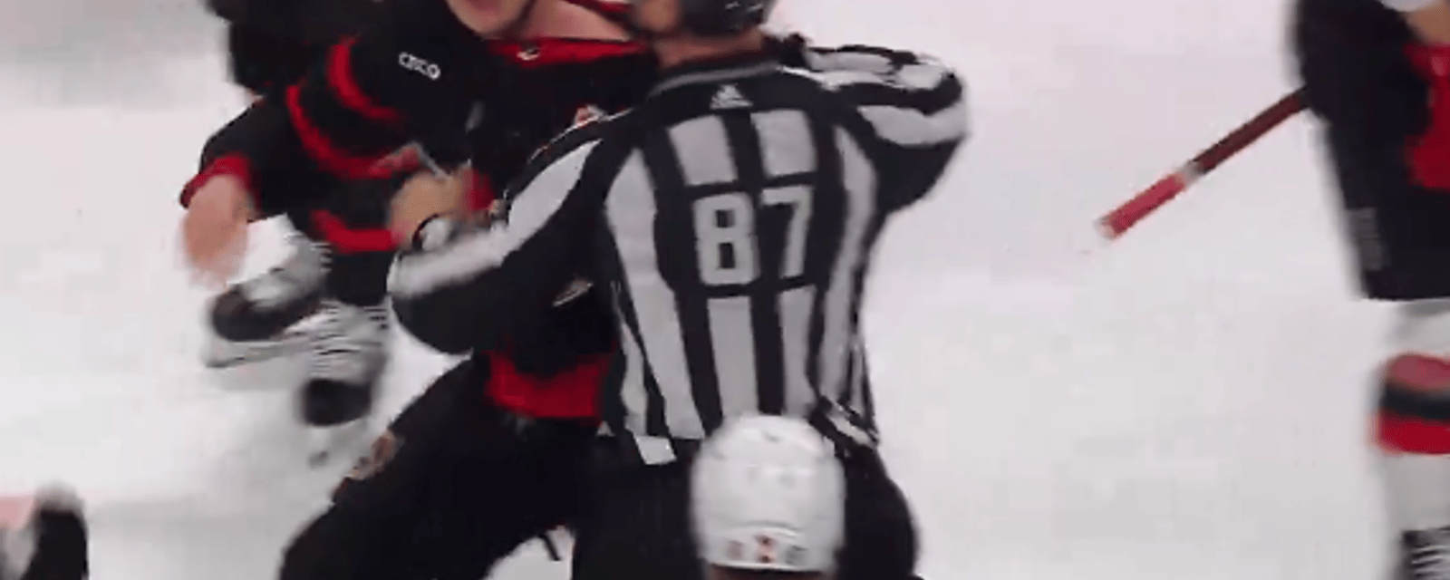 Brady Tkachuk explose de rage pour une banalité et a l'air d'un idiot