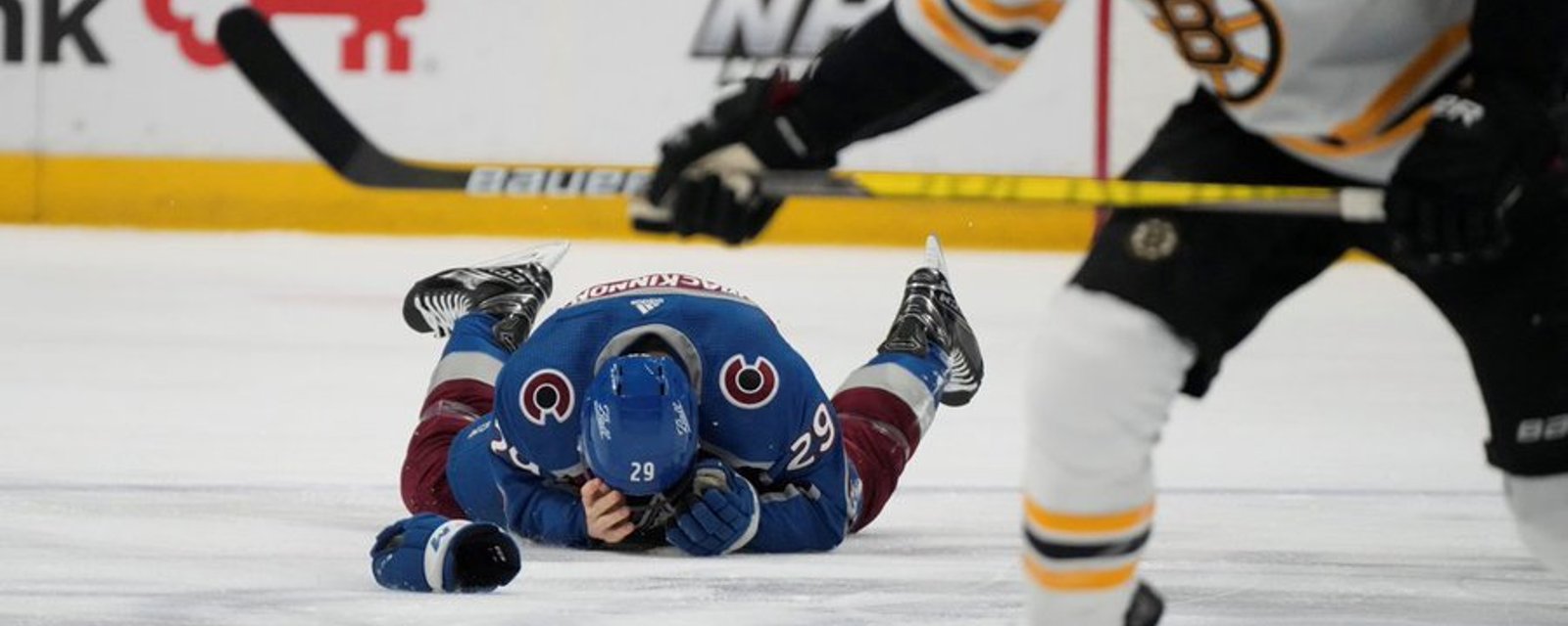 Nathan MacKinnon victime d'un coup douteux face aux Bruins