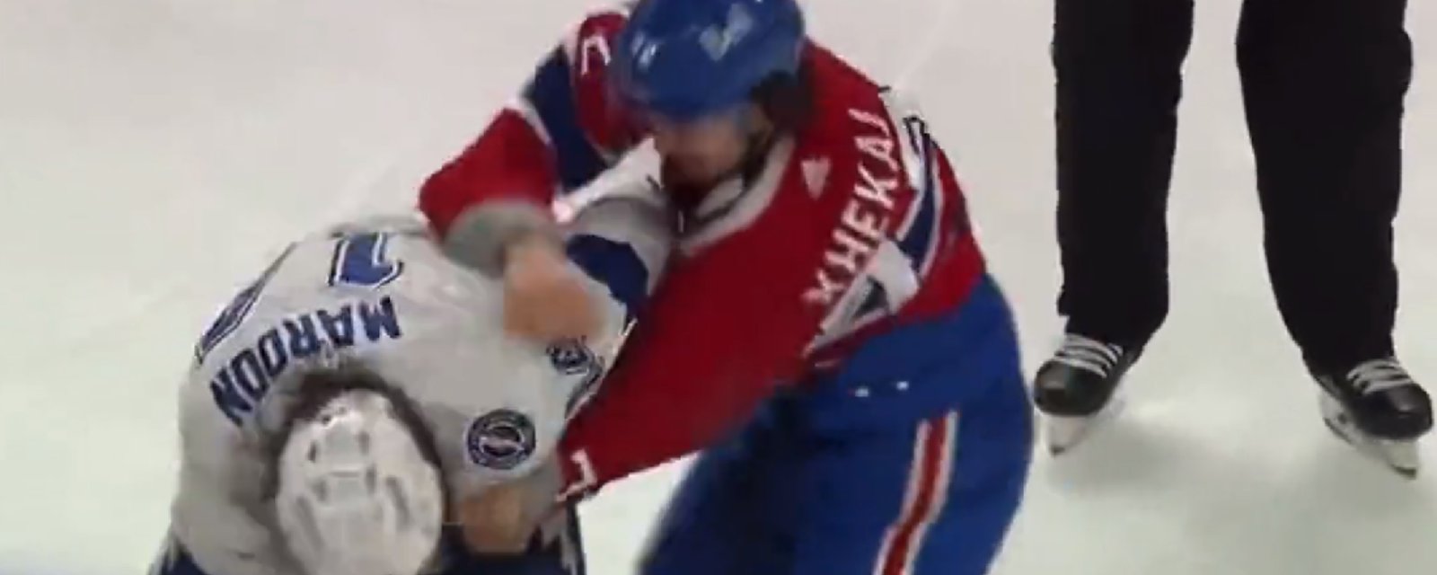 Arber Xhekaj jette les gants et remporte son combat face à Pat Maroon 