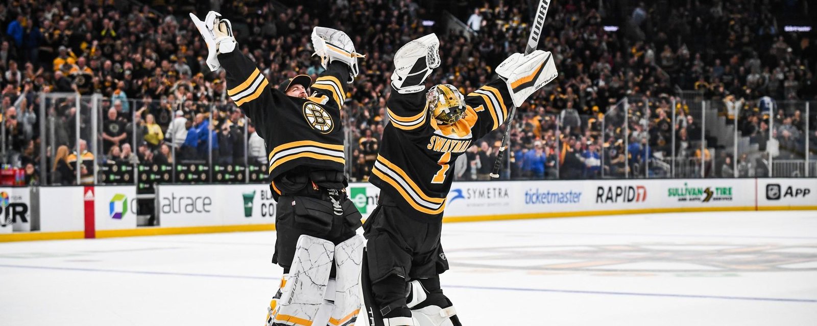 Linus Ullmark et Jeremy Swayman ont dû modifier leur célébration d'après-match