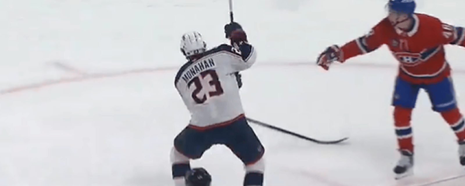 Sean Monahan vole le bâton de Lane Hutson en plein match