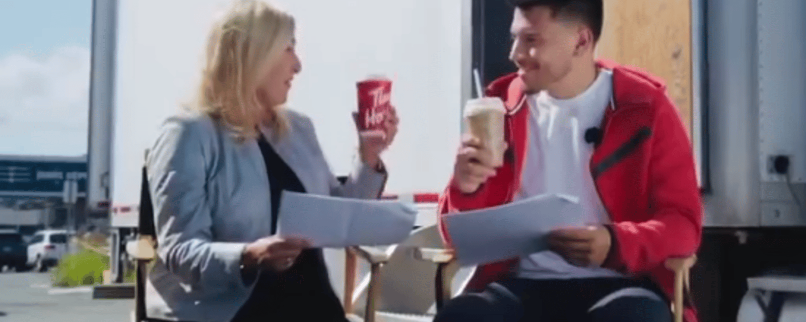 Une suite à la publicité de Tim Hortons avec Nick Suzuki et Chantal Machabée vient de sortir