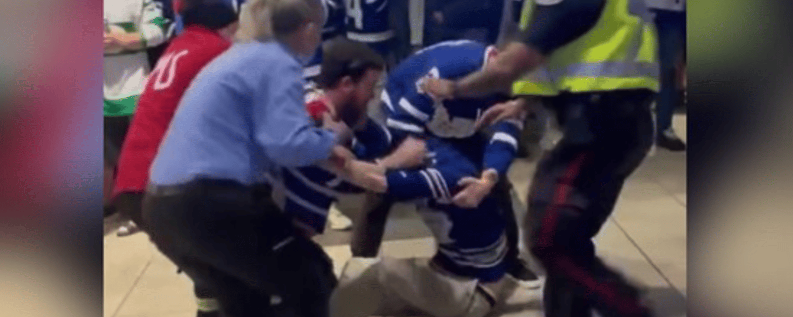 VIDÉO | Une bagarre entre plusieurs fans des Leafs éclate au Scotiabank Arena