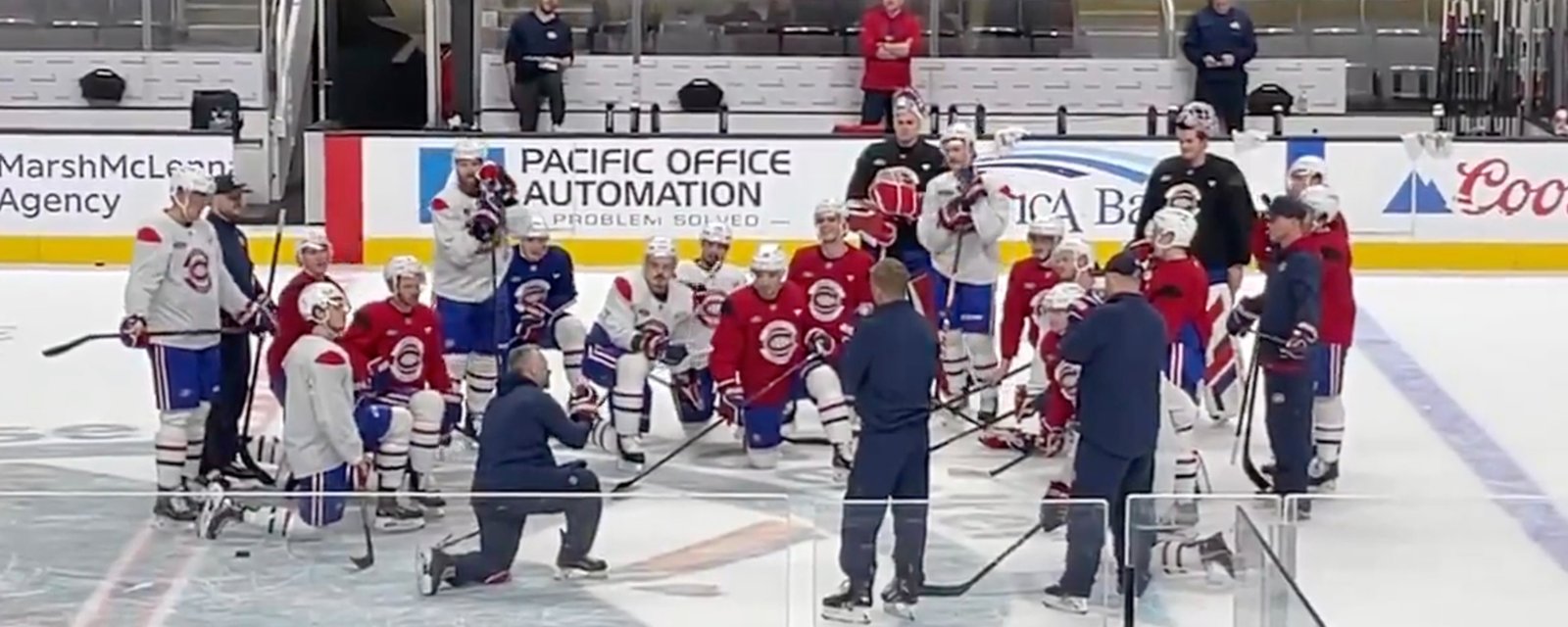 Martin St. Louis s'est entretenu avec ses joueurs lors de l'entraînement