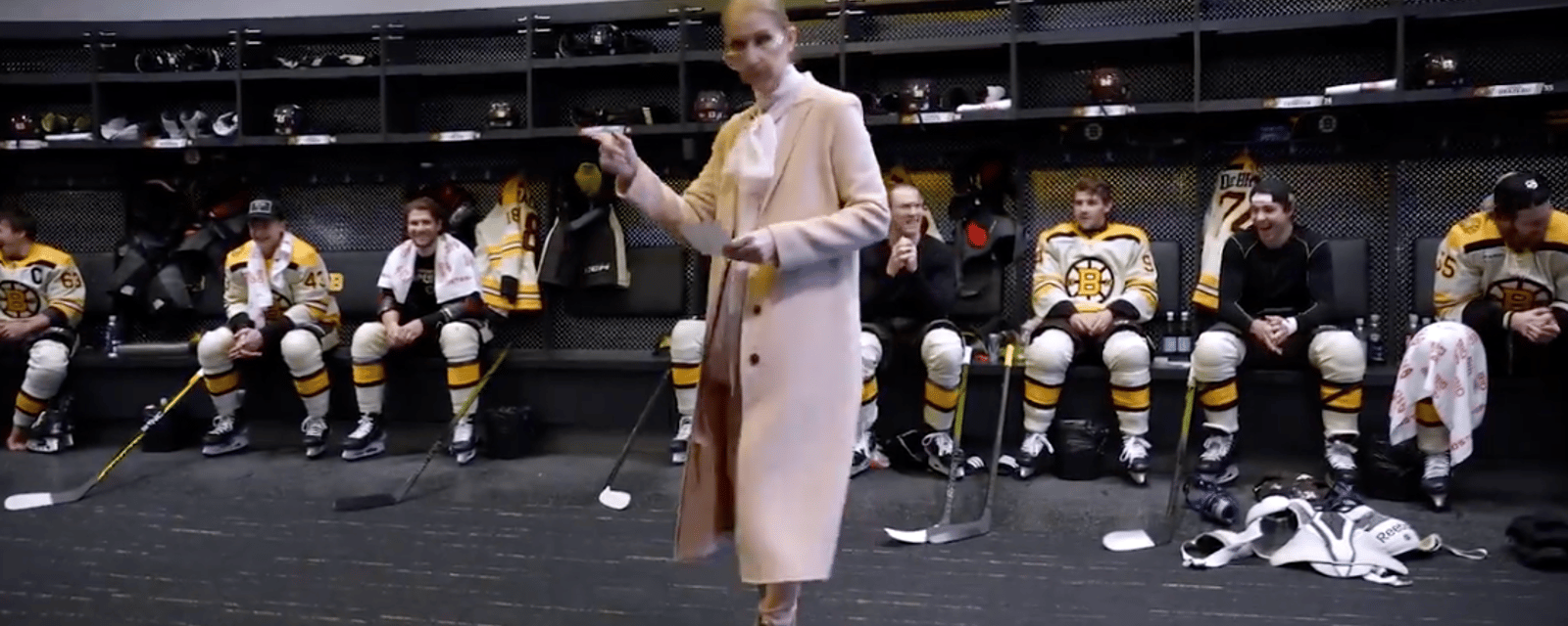 Céline Dion surprend les joueurs des Bruins en faisant l'annonce de l'alignement de départ