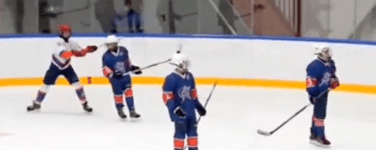 À VOIR! Un jeune joueur Russe pète un plomd et attaque un joueur adverse avec son bâton