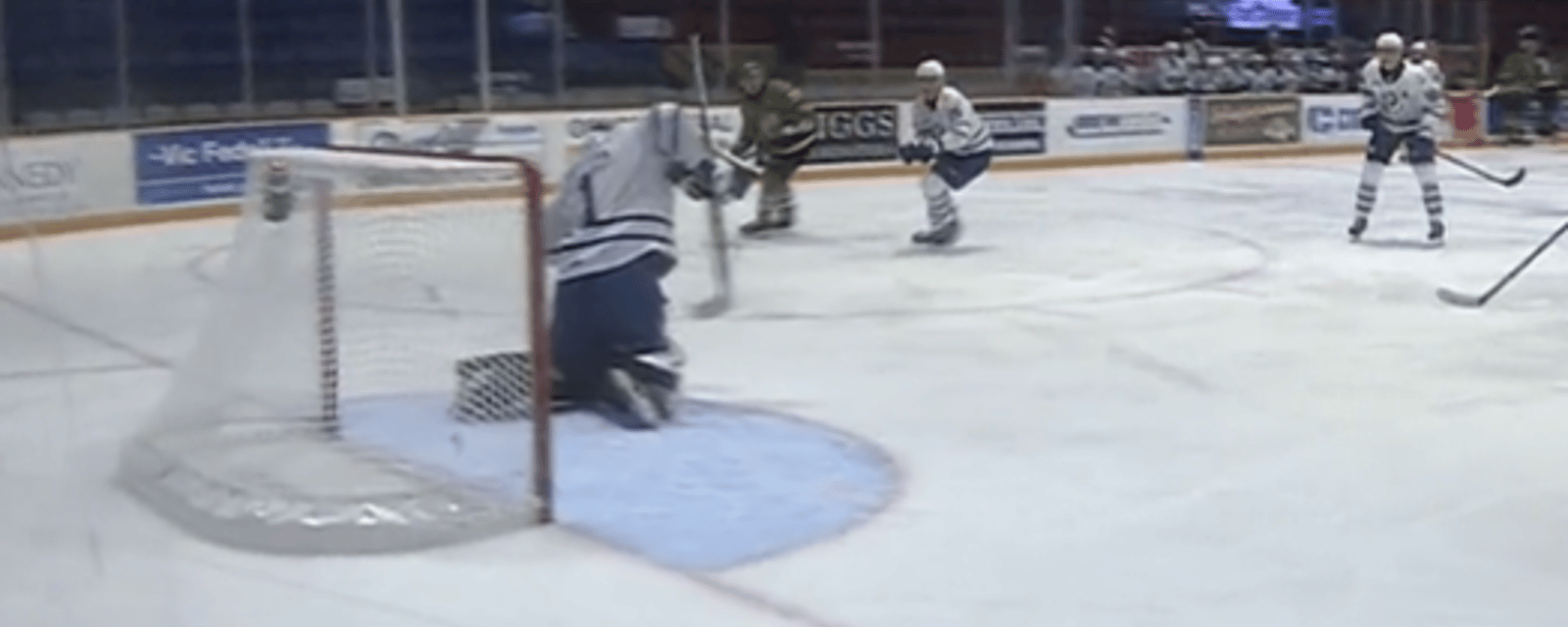 VIDÉO | Un joueur brise une rondelle en deux avec un tir lors d'un match de la OHL