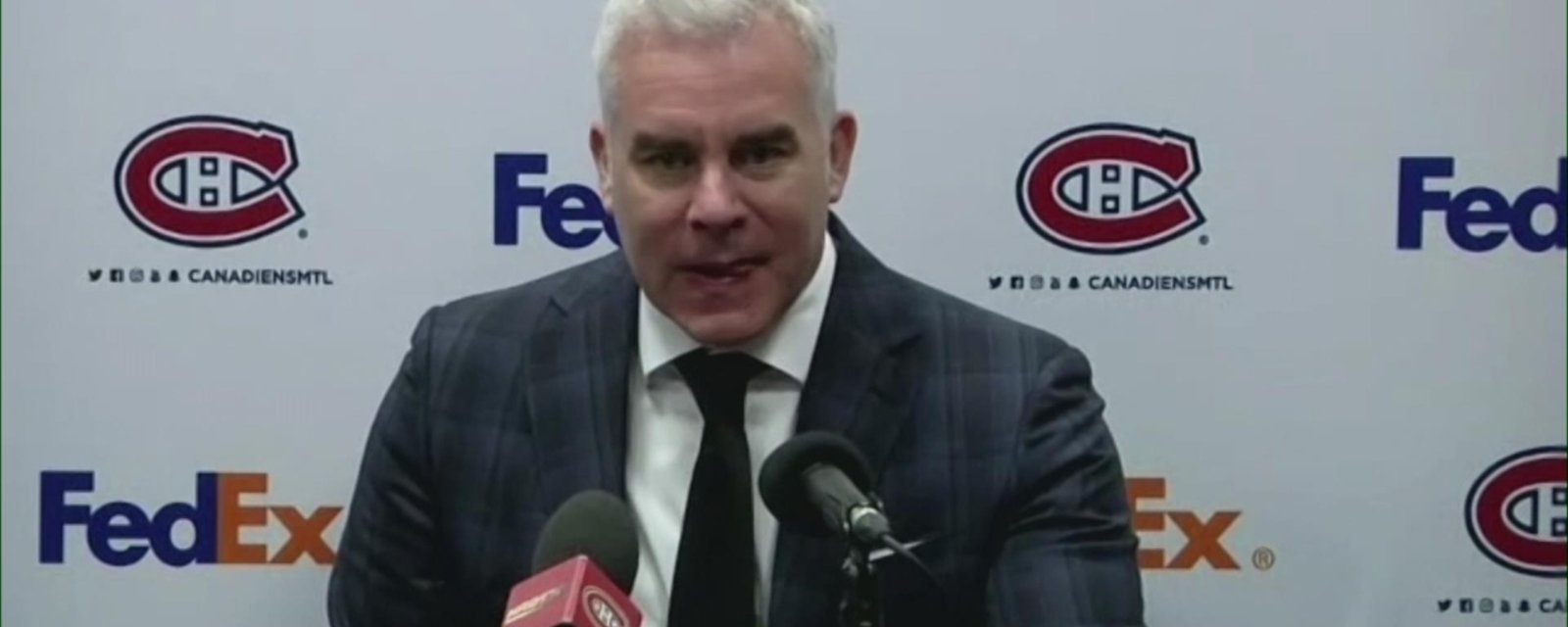 Dominique Ducharme est furieux et lance une flèche vers ses joueurs suite au coup sur Samuel Montembeault