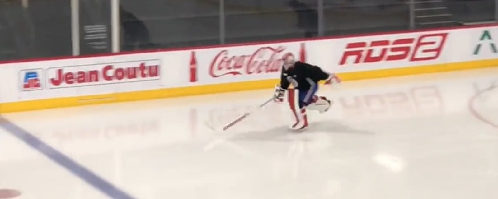 Carey Price saute sur la glace avec son équipement complet