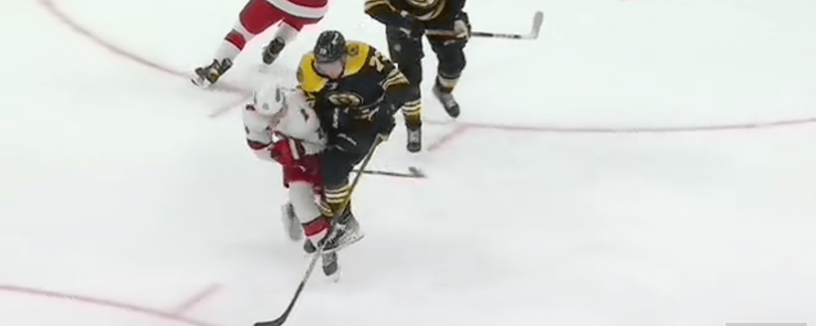 Charlie McAvoy sert toute une mise en échec à Sebastian Aho