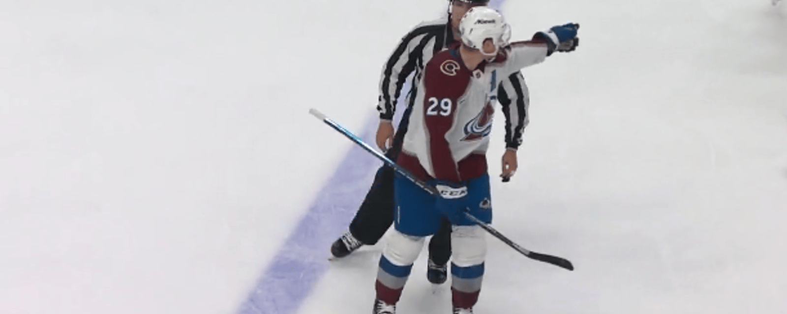 Nathan MacKinnon en furie après un geste de Kyle Okposo qui aurait pu gravement blesser Cale Makar