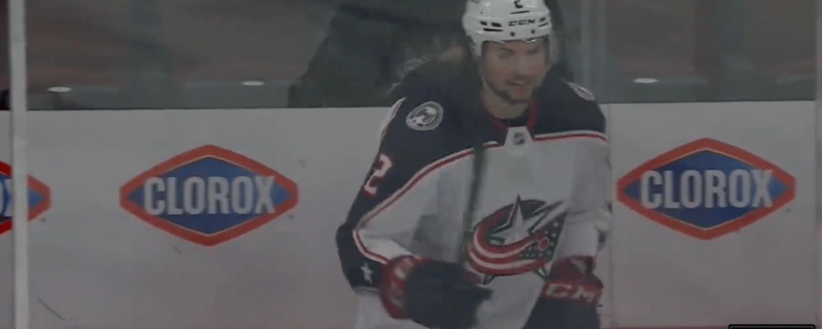 VIDÉO | Un arbitre de la LNH oublie de fermer son micro et dit sa façon de penser à un joueur