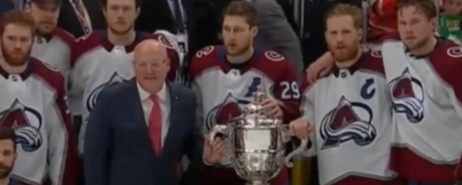 Nathan MacKinnon a interdit à ses coéquipiers de sourire sur la photo de champions