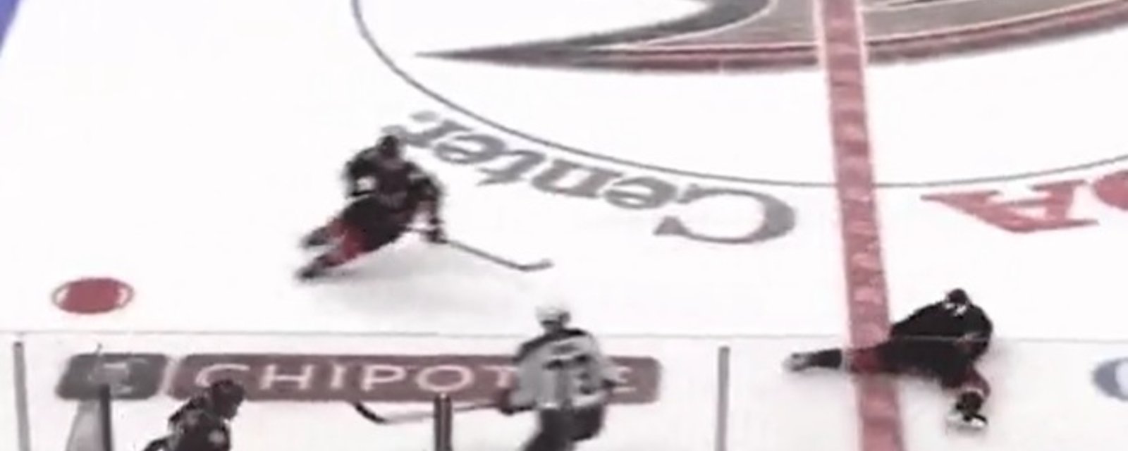 Trevor Zegras se fait détruire au centre de la patinoire!