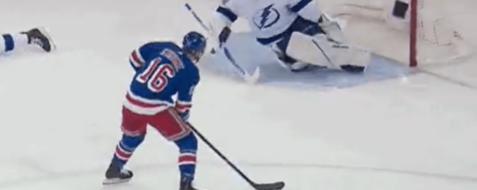 VIDÉO | L'arrêt le plus spectaculaire des séries 2022 appartient présentement à Andrei Vasilevskiy! 