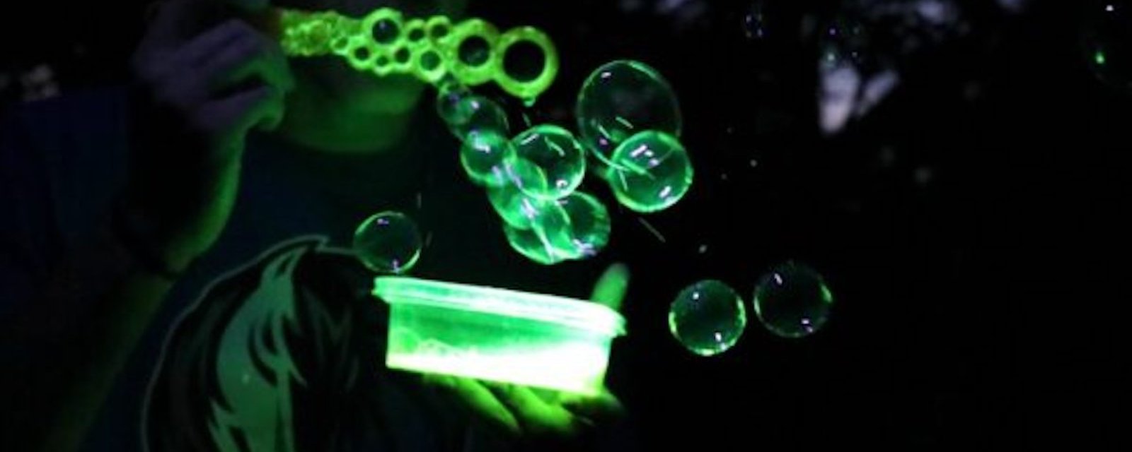 Comment faire des bulles qui brillent dans le noir
