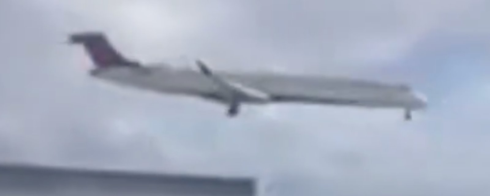 Une vidéo montre comment l'avion qui s'est écrasé à Toronto s'est renversé à l’atterrissage 