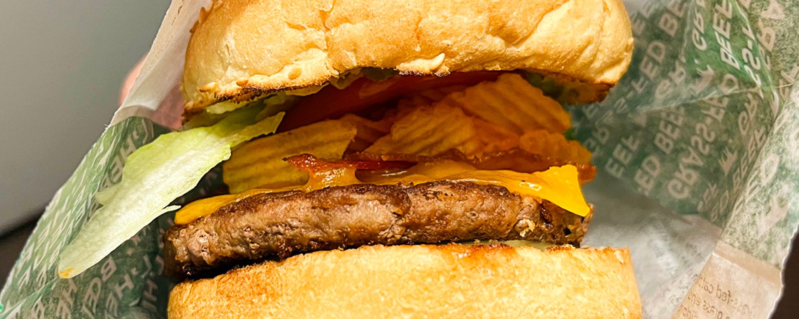 On a essayé le nouveau burger A&W avec des croustilles Ruffles et ça confirme ce qu'on pensait