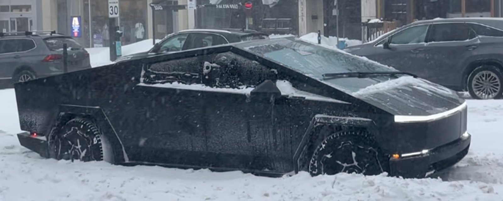 Un Cybertruck de Tesla coincé dans la neige à Montréal devient la risée du web