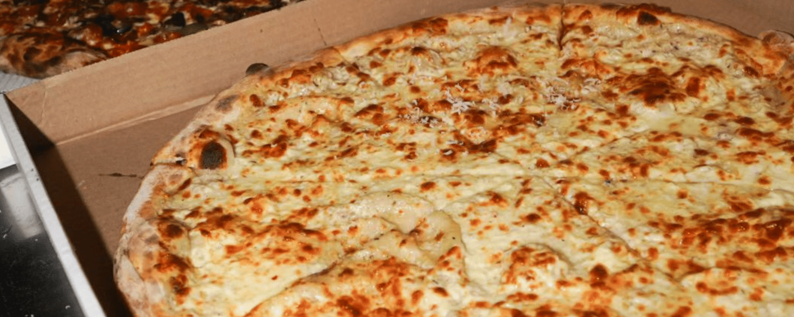 Une pizzéria d'ici remporte le prix de la « meilleure pizza au fromage » du monde.