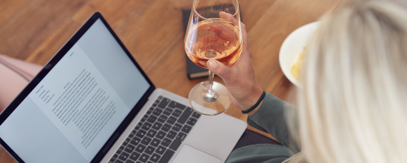 Faites attention au petit verre de vin que vous buvez en télétravail