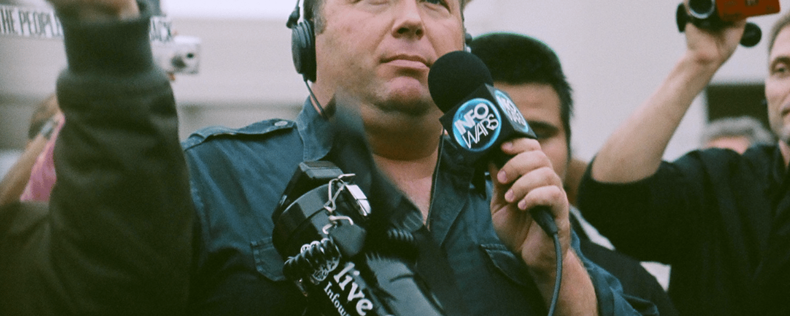 Le complotiste Alex Jones devra verser des millions de dollars à un garçon tué dans une fusillade