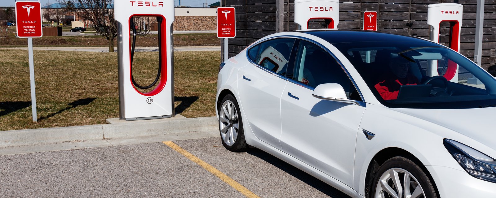 Tesla modifie sa façon de facturer à ses superchargeurs 