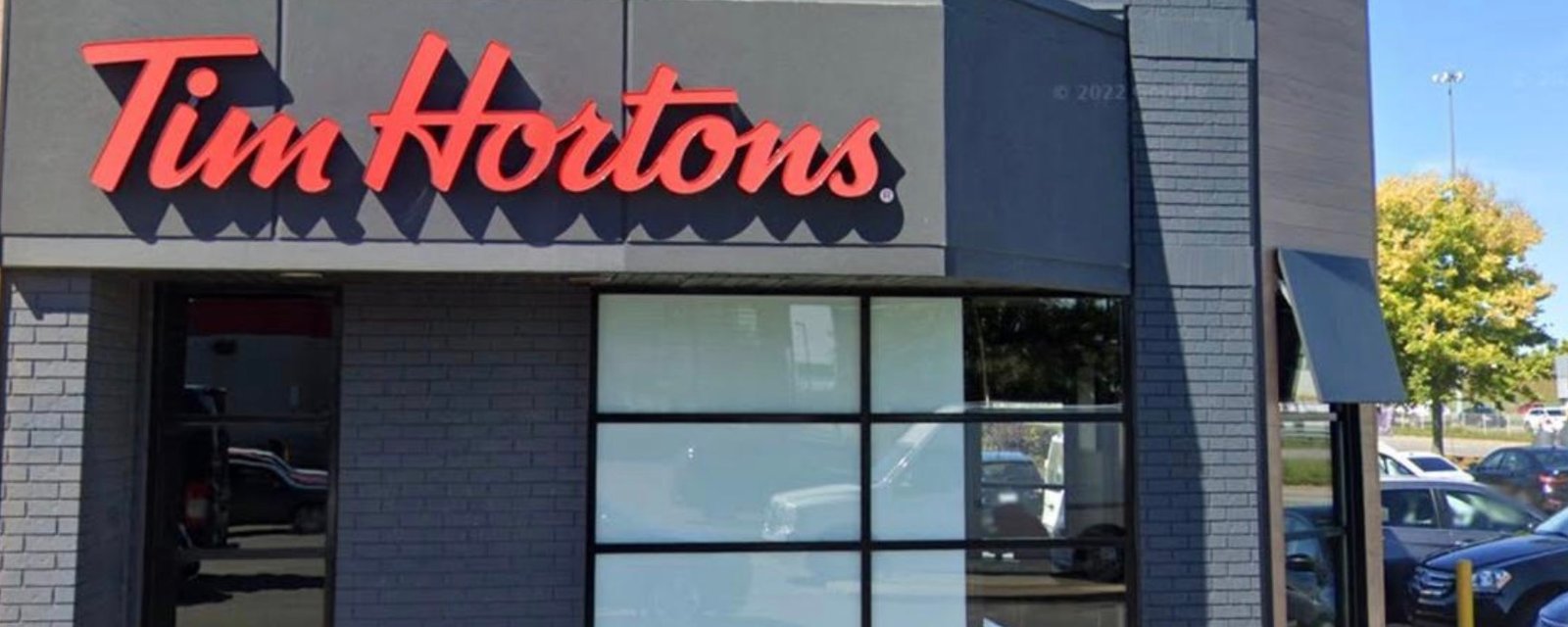 Un client filme une souris sur le comptoir d'un Tim Horton's 