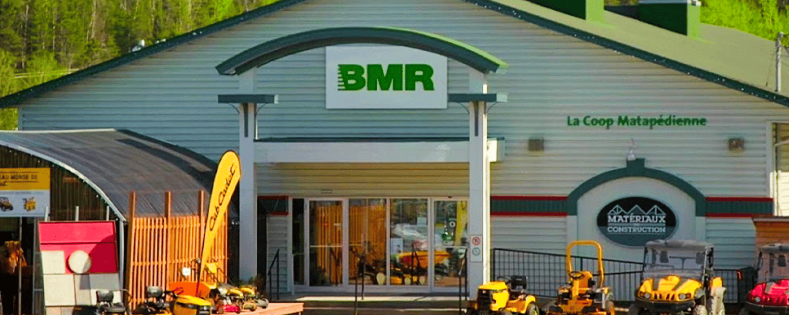 Une quincaillerie BMR du Québec procède à la fermeture de ses portes à la grande déception des gens du coin