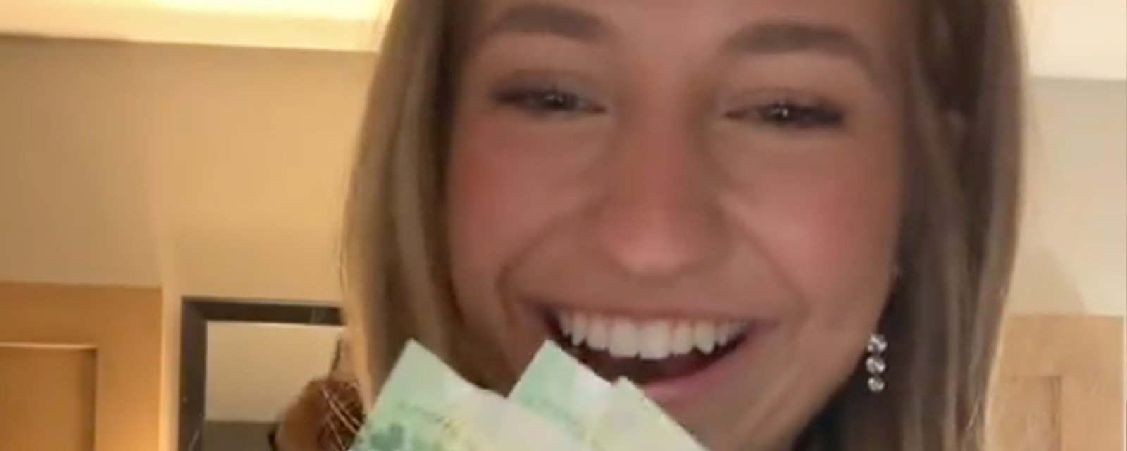 Une Américaine se moque des billets canadiens dans une vidéo douteuse