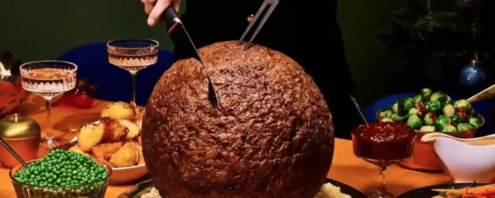 Pour le temps des fêtes, IKEA propose une version gigantesque de ses boulettes de 4.5 kg chacune