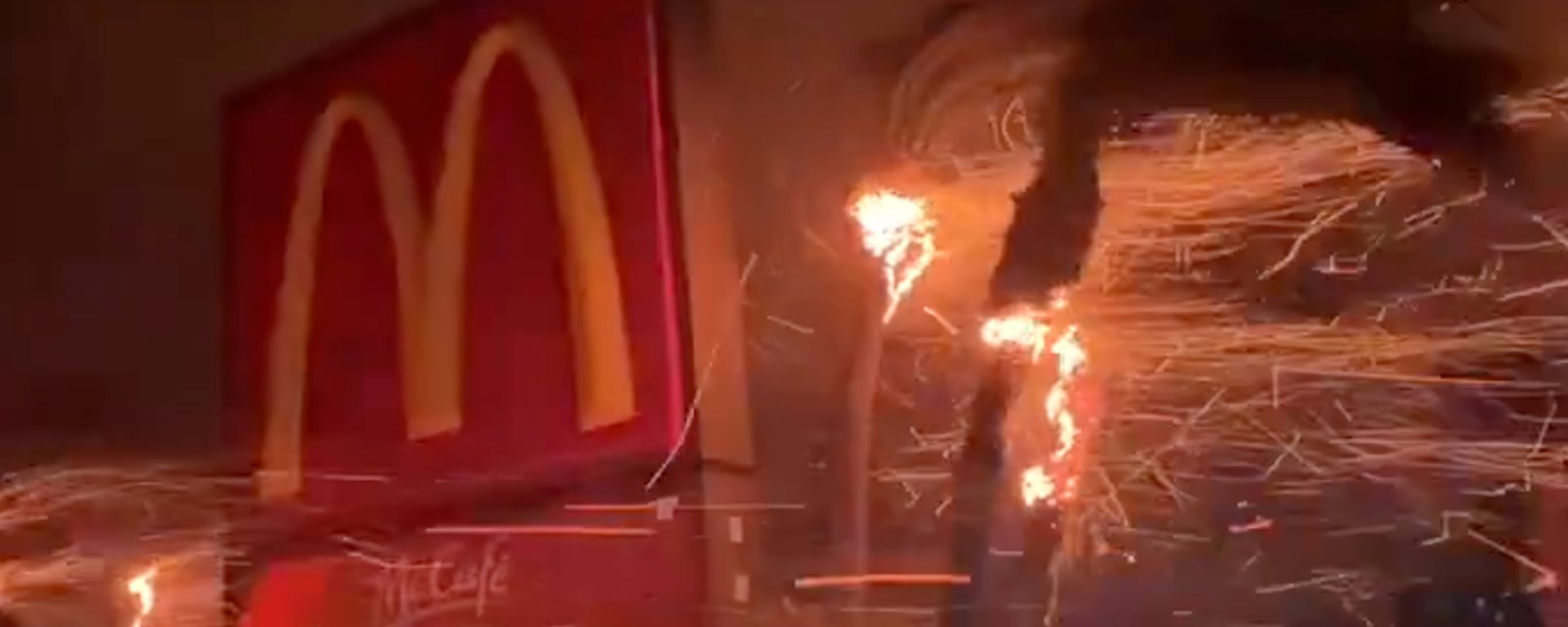 Un commentaire revient souvent concernant la vidéo d'un McDonald's qui brûle en Californie