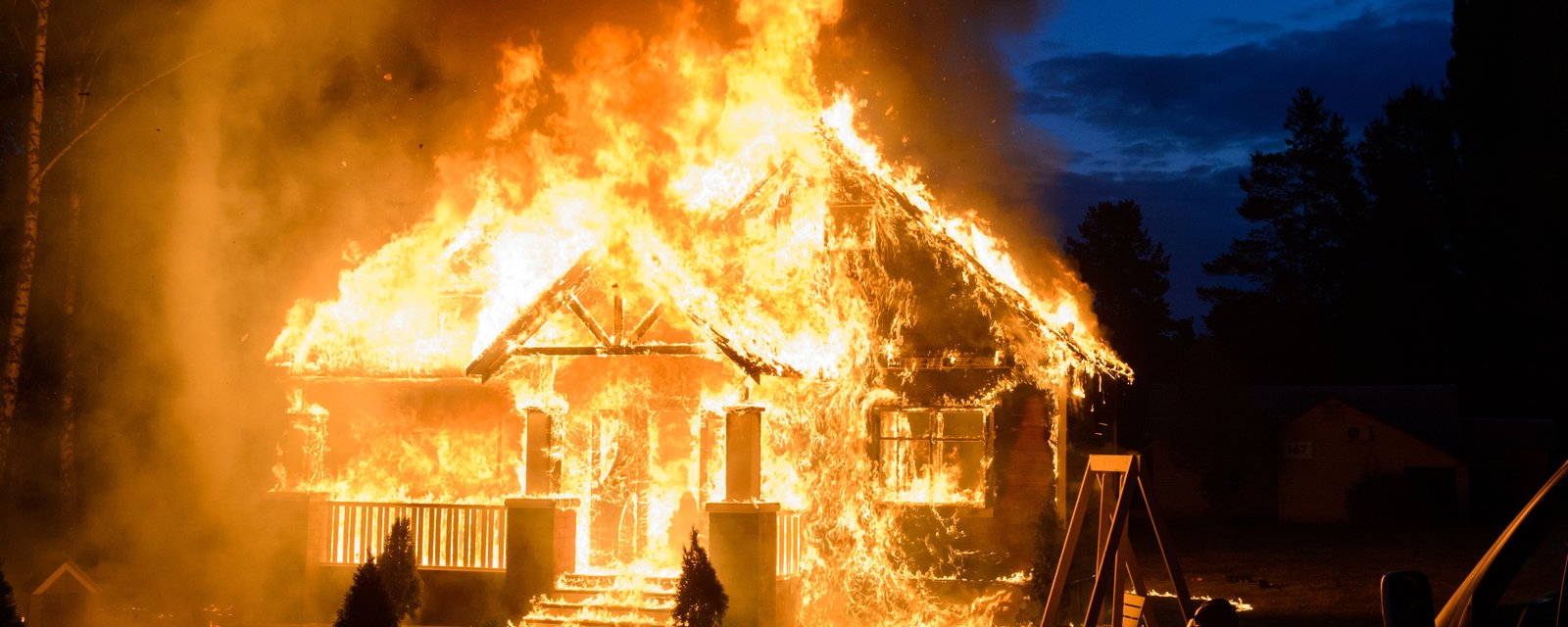 Trois maisons ravagées par les flammes en raison d'un sans-abri qui voulait se réchauffer 