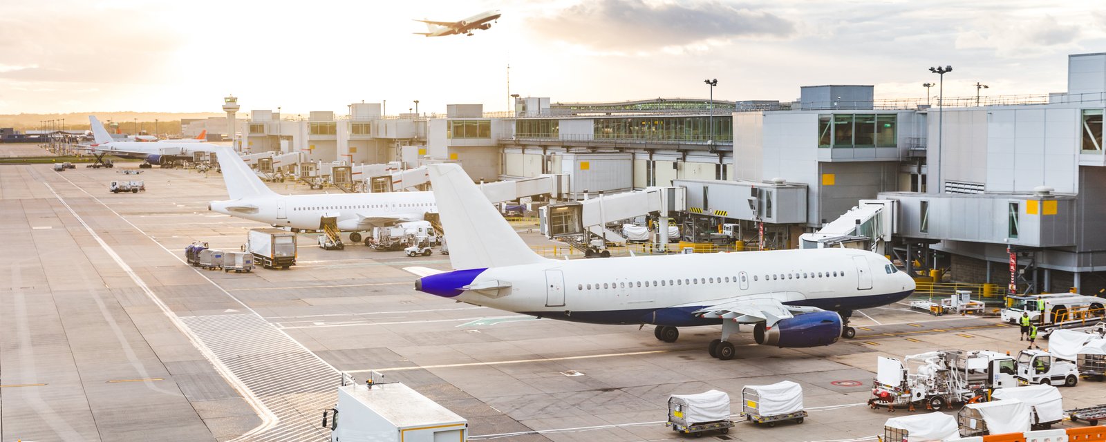 Les voyages en avion perturbés à cause de la météo et d'Omicron