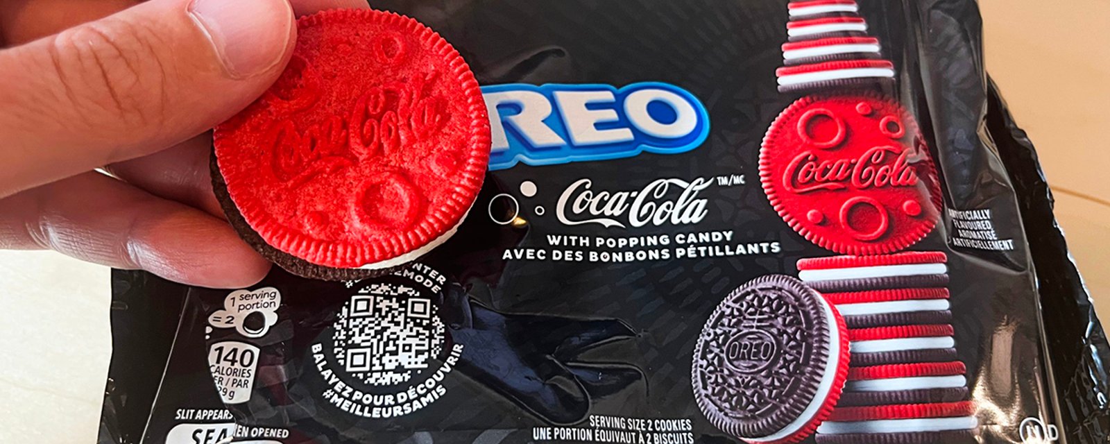 On a essayé les biscuits Oreo au Coca-Cola et un détail nous a sauté aux yeux en ouvrant le paquet