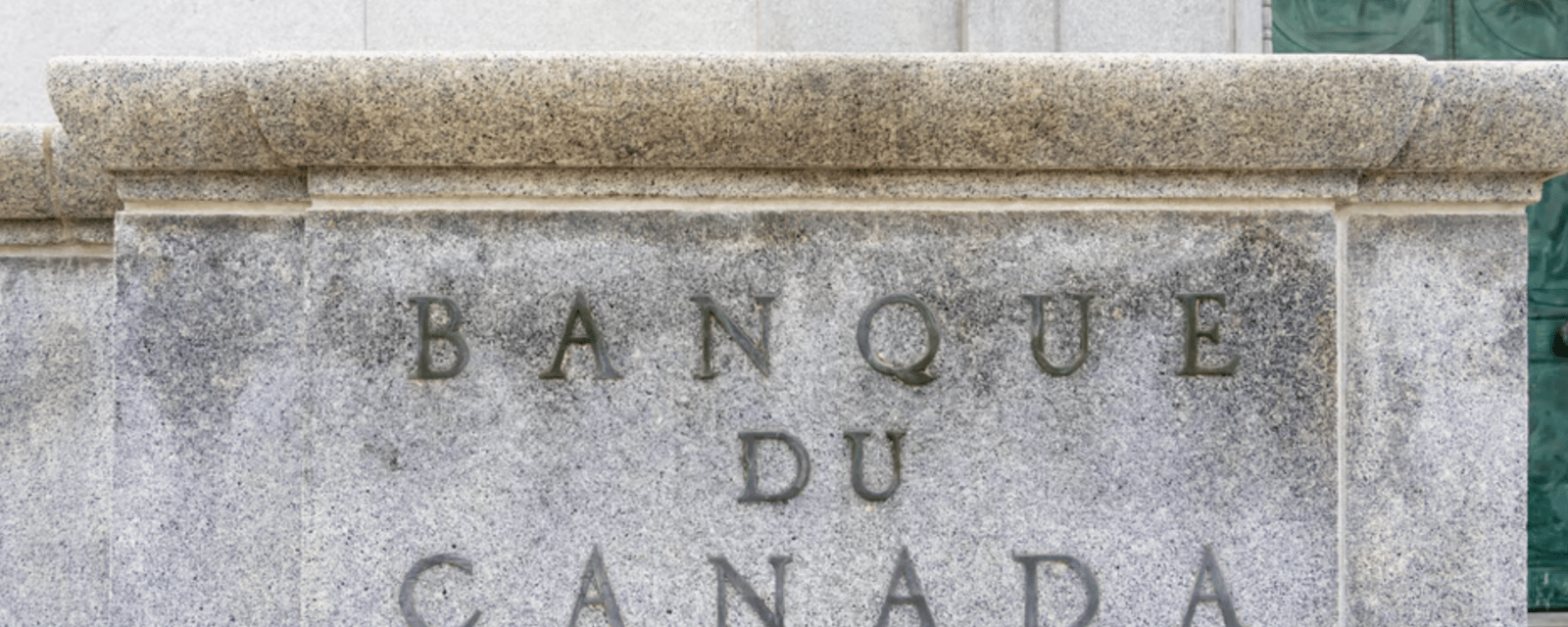 Le gouverneur de la Banque du Canada indique que d'autres baisses du taux directeur sont à venir.