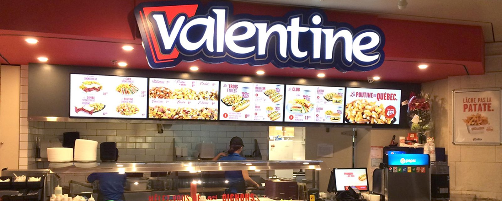 Valentine sort un superbe chandail de Noël mais le prix nous a coupé l'appétit