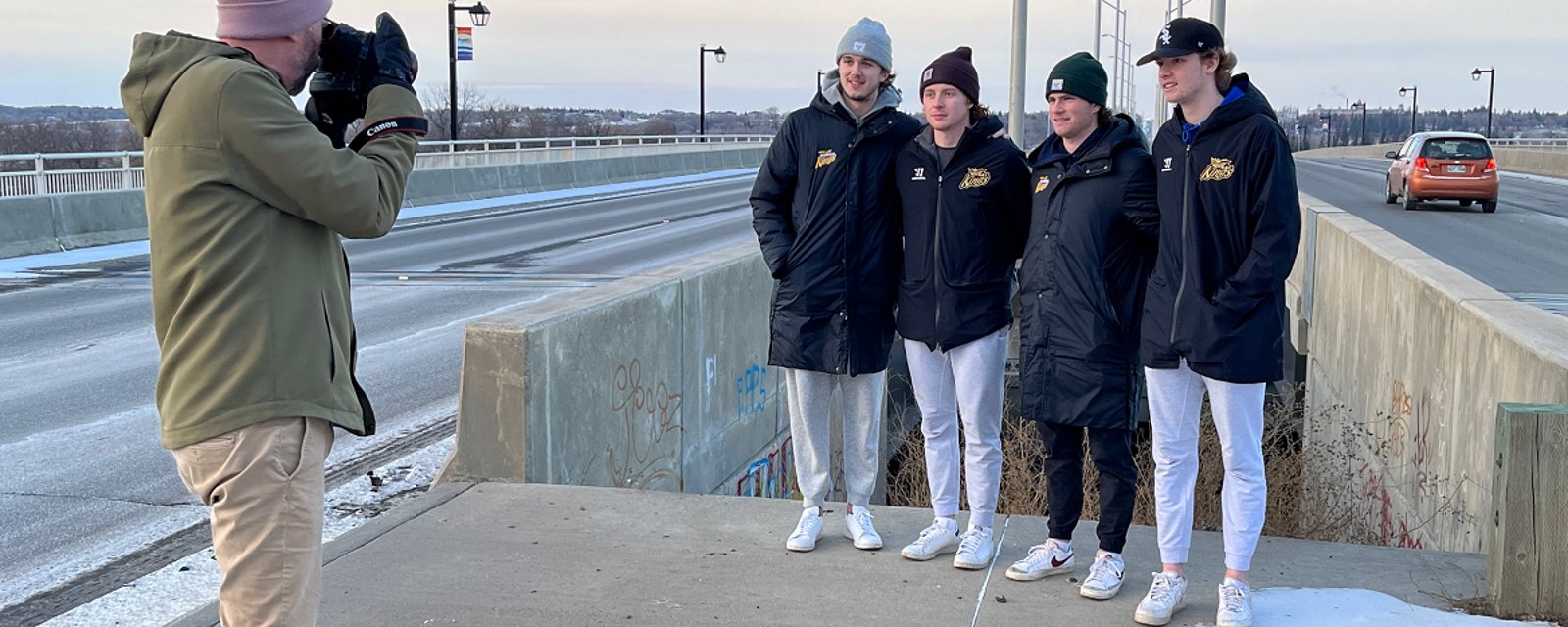 4 hockey players save distressed man from death.
