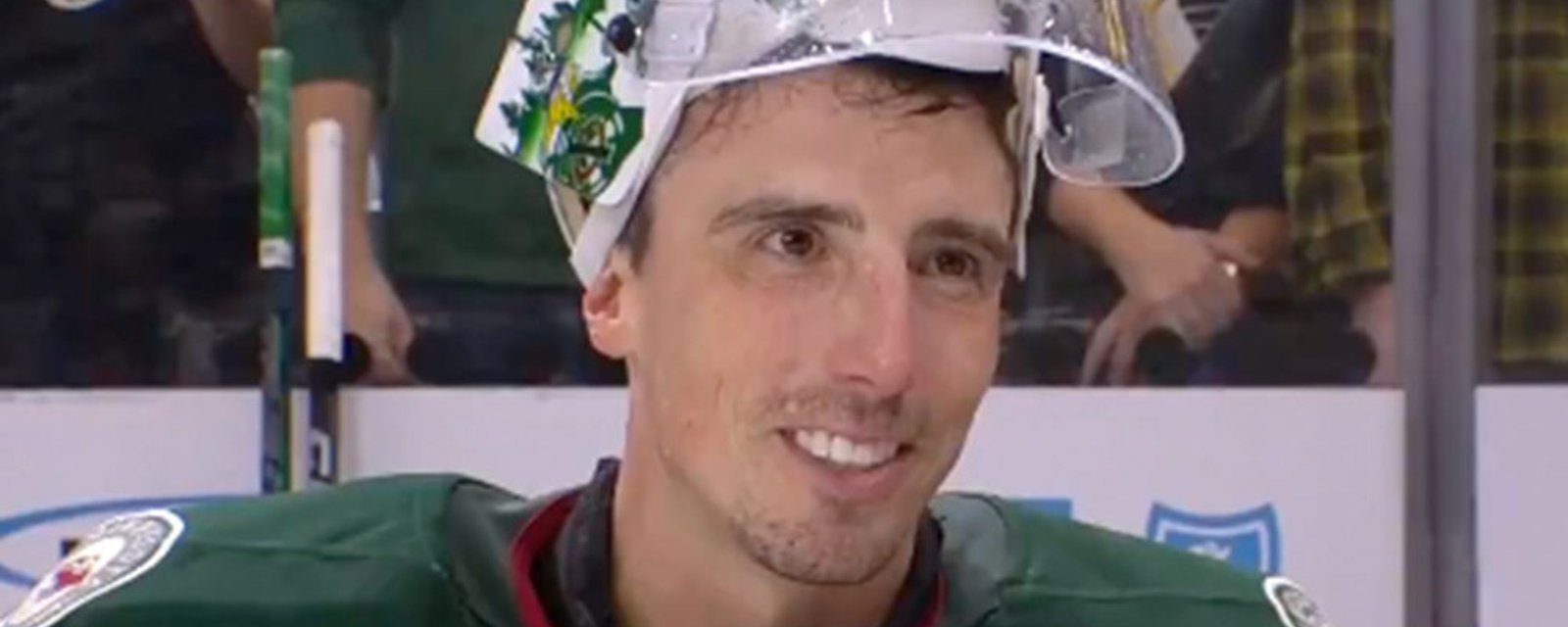 An emotional Fleury celebrates on-ice with Penguins players after being named 1st star in his last game in Pittsburgh