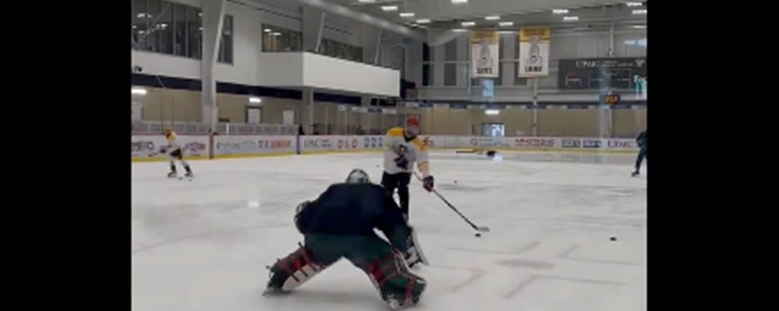 After finishing practice with Wild, Fleury stays on the ice to play with Pittsburgh teenagers