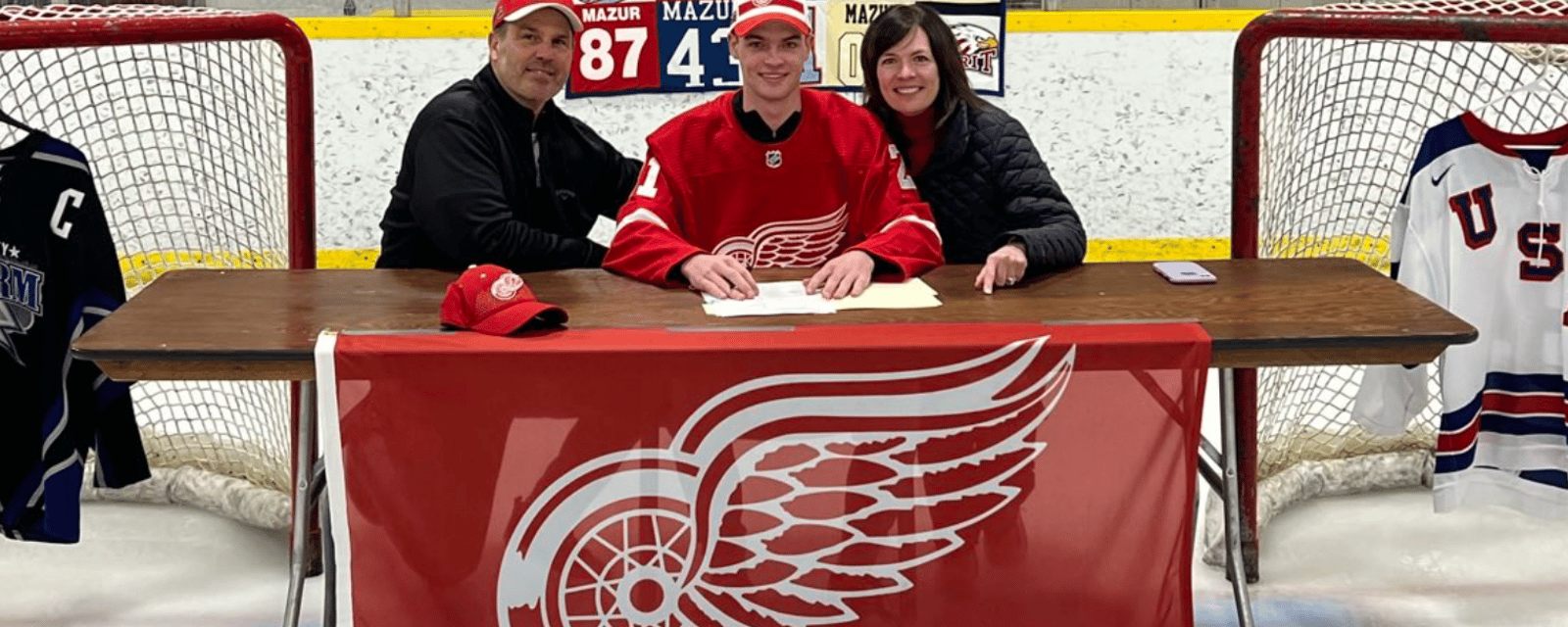 Newly-signed Carter Mazur has message for Red Wings fans 
