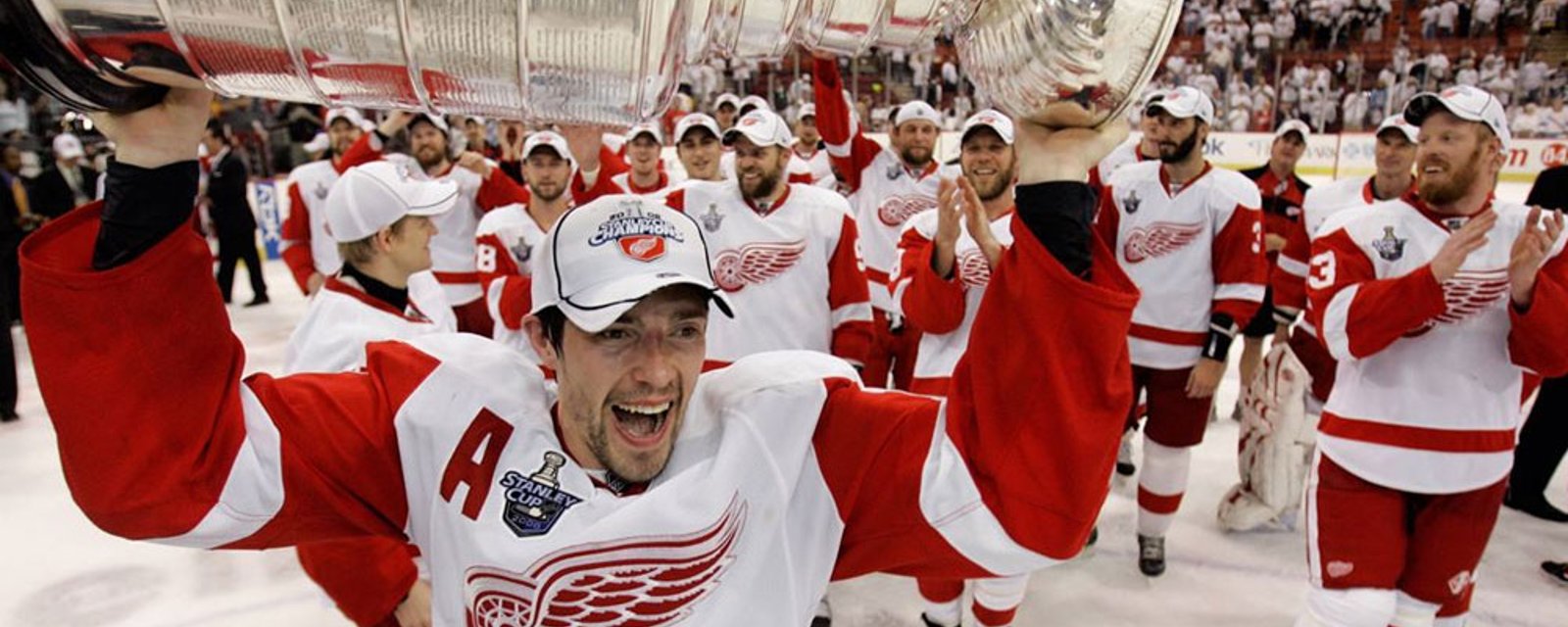 Datsyuk un-retires to sign a contract with the Red Wings