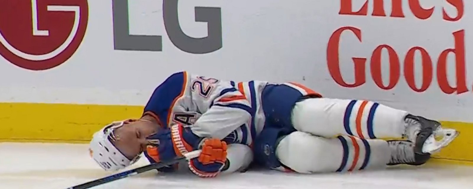 Ryan Reaves bị đẩy ra sau khi hạ gục Darnell Nurse.