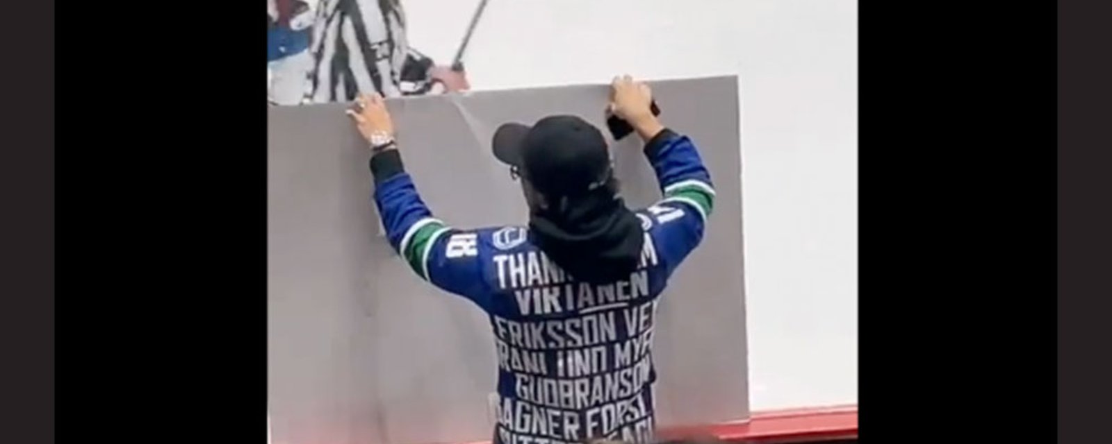 Canucks fan manages to sneak in a hilarious sign, displays it right on the glass
