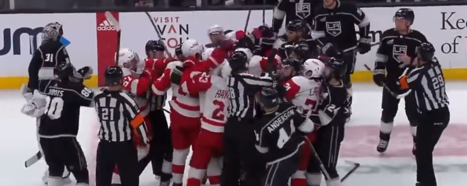 Benchclearing brawl ensues at the end of period in WingsKings game