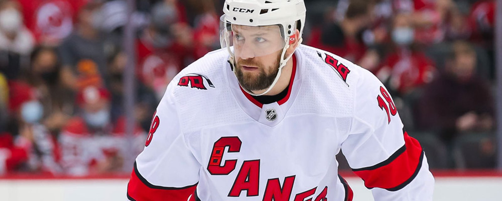 Veteran forward Derek Stepan signs a one year contract
