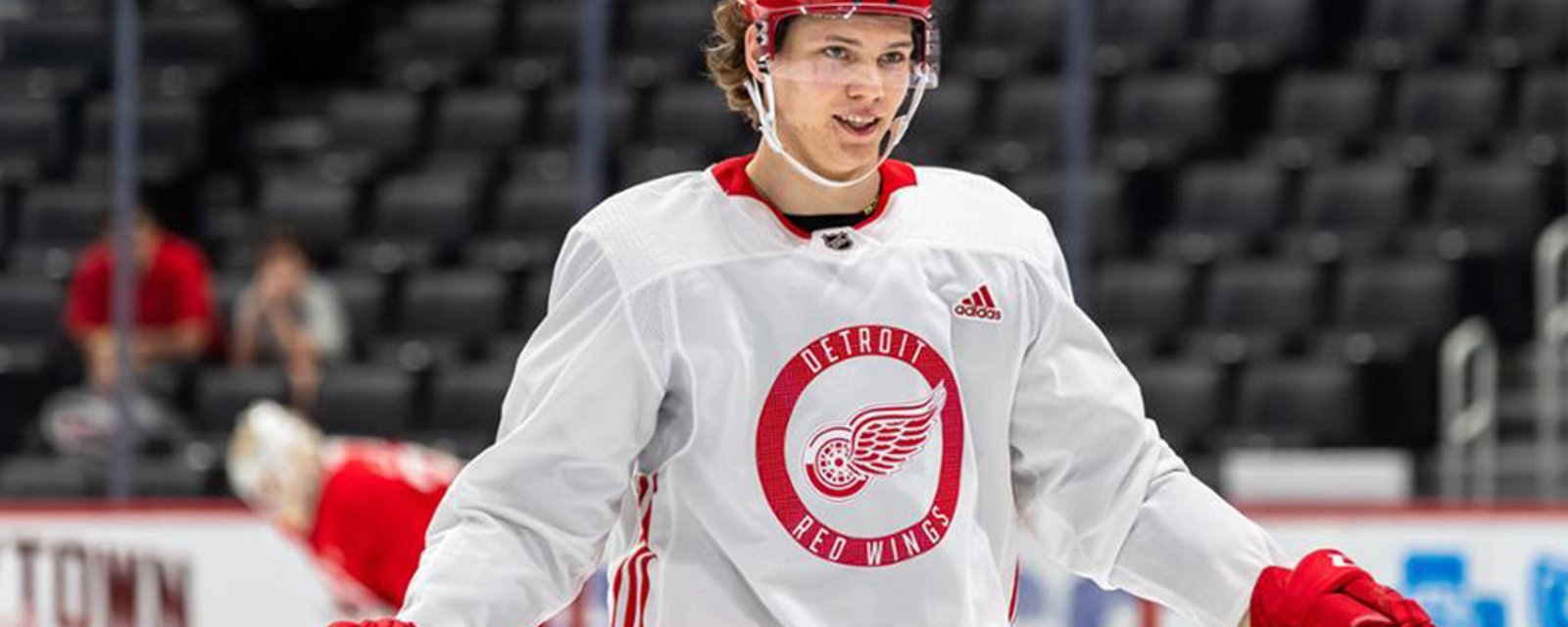 Moritz Seider and a kind fan help make two youngster's day (VIDEO)