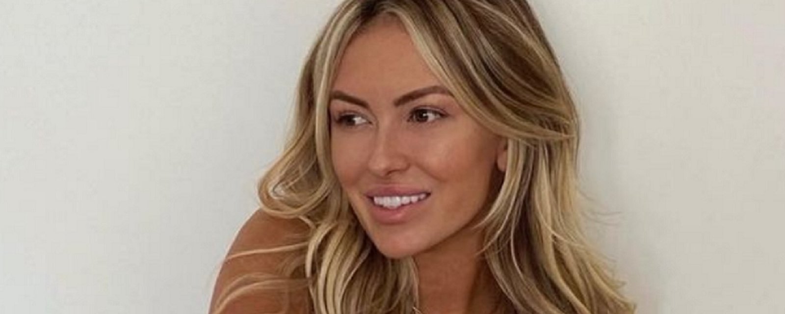 Paulina Gretzky celebrates her birthday with racy bikini photo.