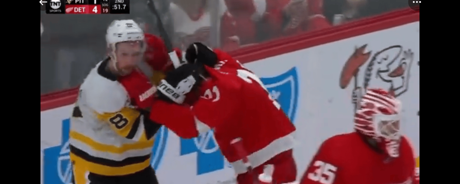 Dylan Larkin drops the gloves vs. Penguins