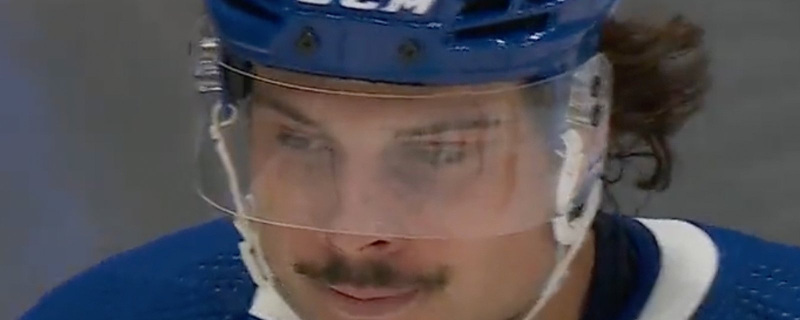Class-act move by Auston Matthews to rival goalie Juuse Saros during the game!